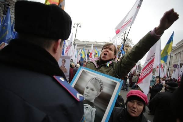 Митинг организовали возле Рады, которая должна рассмотреть закон о возможности лечения Тимошенко заграницей