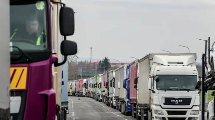 Six checkpoints blocked in Poland, more than 3,000 lorries queueing