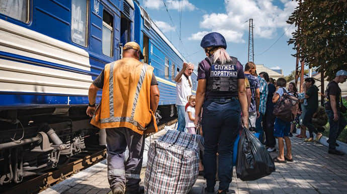 Мінреінтеграції оголосило примусову евакуацію дітей з 5 населених пунктів на Запоріжжі 