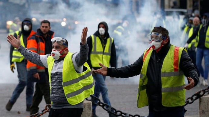 Силовики задержали более 250 желтых жилетов в Париже