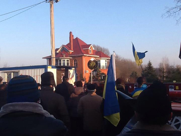 Учасники Автомайдану влаштували пікет біля маєтку Пшонки. Фото з Facebook Андрія Павловського