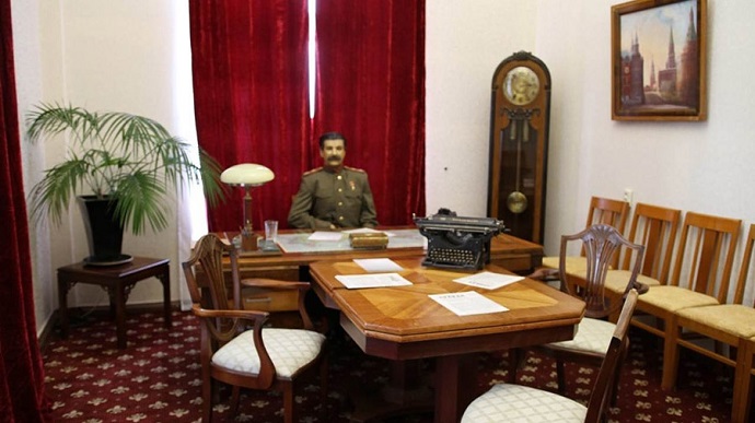 В оккупированном Крыму открыли выставку об отдыхе Сталина на госдаче