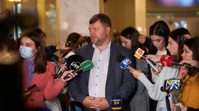Корнієнко про відсутність запрошення Разумкову: Засідання фракції - не весілля
