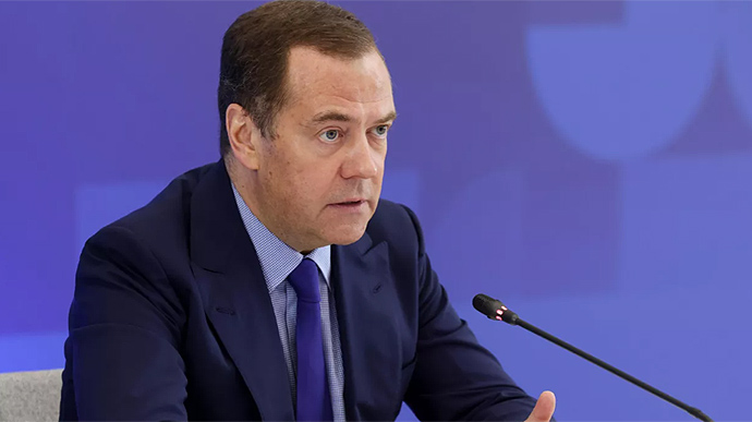 Медведев анонсировал новые массированные удары по Украине 