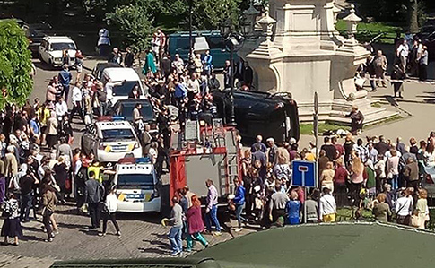 У Львові позашляховик в'їхав у натовп, є загибла й поранена