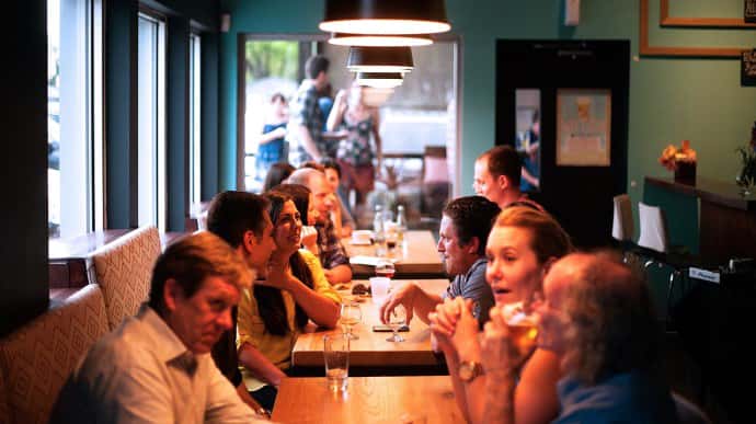 Залы кафе и ресторанов заработают с 10 июня