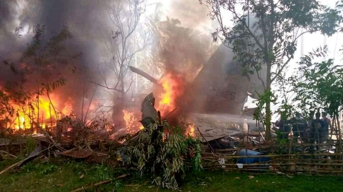 Число погибших в катастрофе самолета на Филиппинах возросло до 47