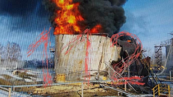 У Бєлгородській області палає нафтобаза після атаки дрона. Джерело каже, що це операція ГУР