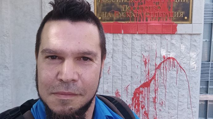 Доброволець ЗСУ і кандидат у депутати Болгарії облив посольство РФ червоною фарбою