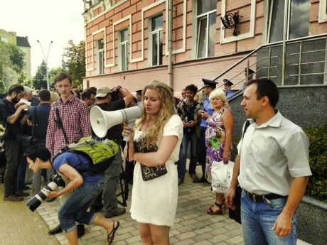 Потерпіла КУПРівка Ірина Бондар виступає на мітингу
