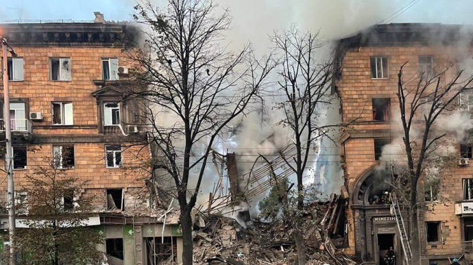 Russia strikes high-rise buildings in Zaporizhzhia with rockets, people trapped under rubble