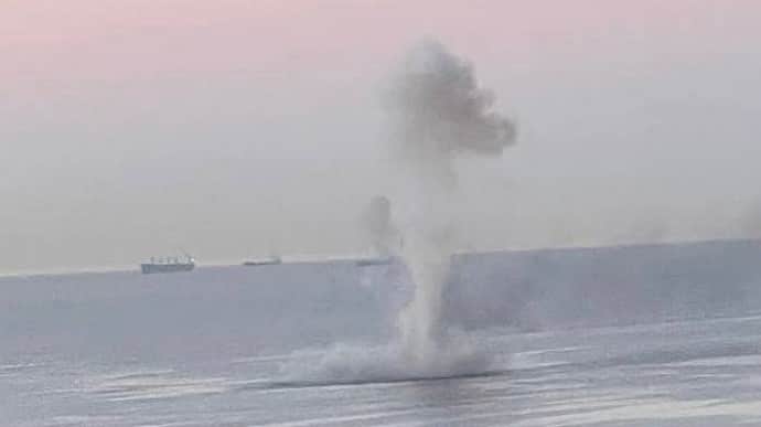 В Новороссийске прогремели взрывы, МО РФ заявило об атаке безэкипажными катерами