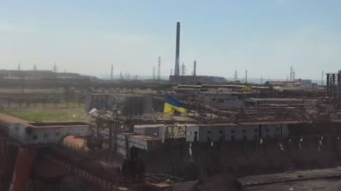 Несмотря на постоянные обстрелы над Азовсталью развевается украинский флаг