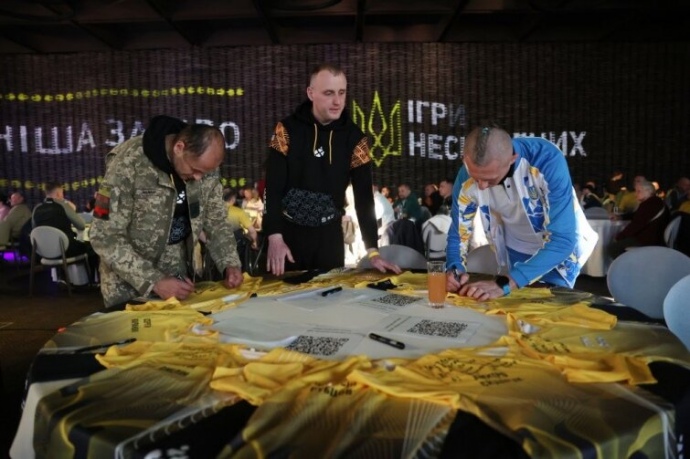 At the opening of the Games, an empty table with T-shirts with the names of athletes who had fallen for Ukraine was placed in the hall