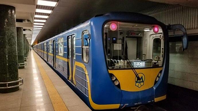 Киевские власти в понедельник решат, останавливать ли общественный транспорт