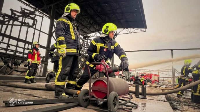 На Київщині третю добу гасять пожежу на промисловому об’єкті