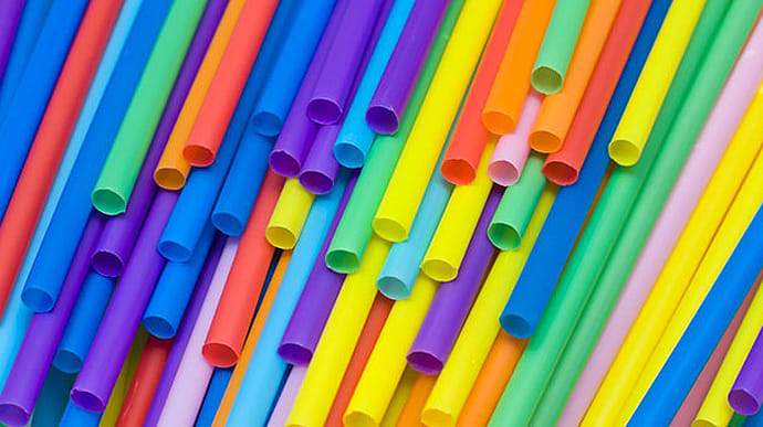 В Англії з 1 жовтня заборонені пластикові соломинки і ватяні палички