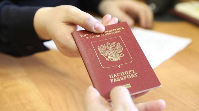 Russian policemen intimidate residents of Luhansk Oblast forcing them to obtain Russian passports