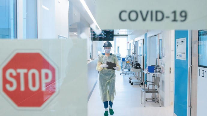 У Британії проводять досліди над добровольцями, яких інфікували Covid