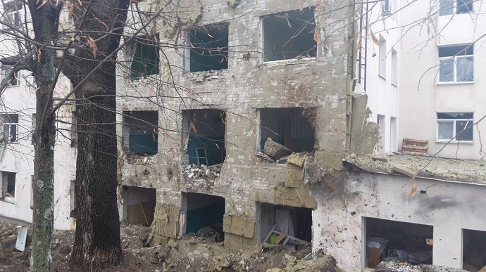 Росіяни вдарили по багатоповерхівці на Харківщині, поранили жінку – ЗМІ