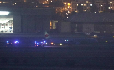 В аэропорту Мадрида аварийно сел самолет без колеса и со сломанным двигателем
