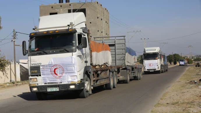 First trucks carrying humanitarian aid enter Gaza Strip, but no foreign citizens were permitted to leave