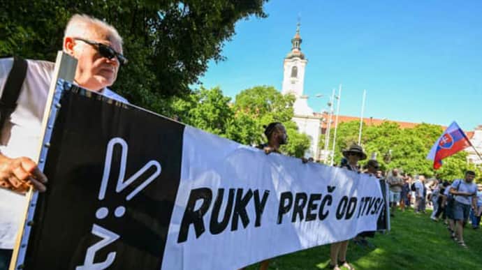 У Братиславі сотні людей вийшли на вулиці проти обмеження громадянських прав