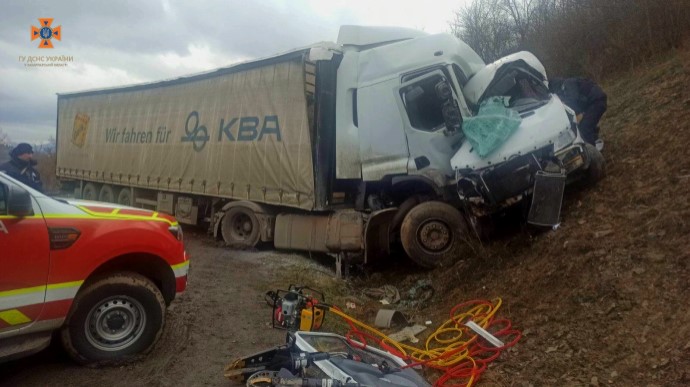 Вантажівка зіткнулась з мікроавтобусом на Закарпатті: загинули 3 дорослих і дитина