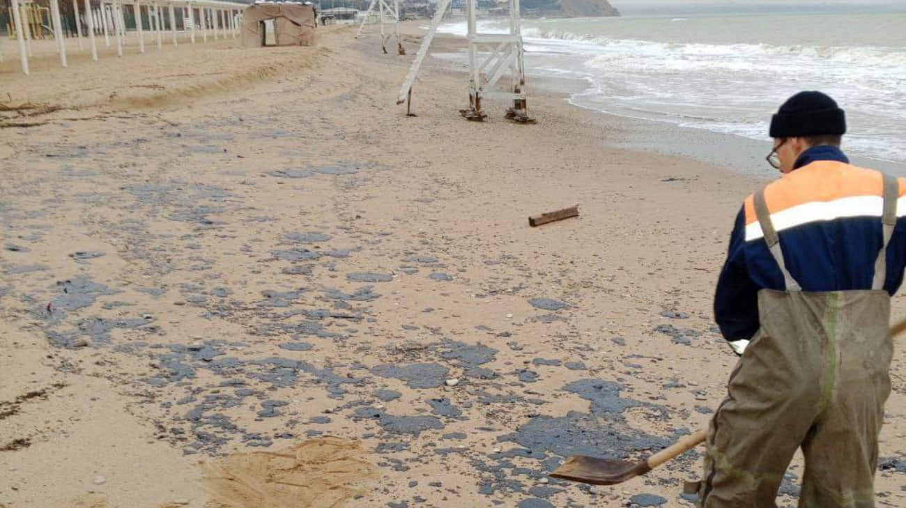 State of emergency declared in Sevastopol due to fuel oil on beaches