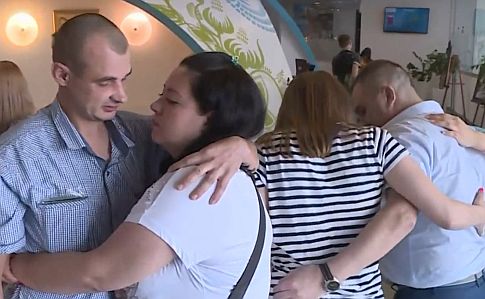 Освобожденные украинцы прибыли в Киев, Медведчук ответил Зеленскому