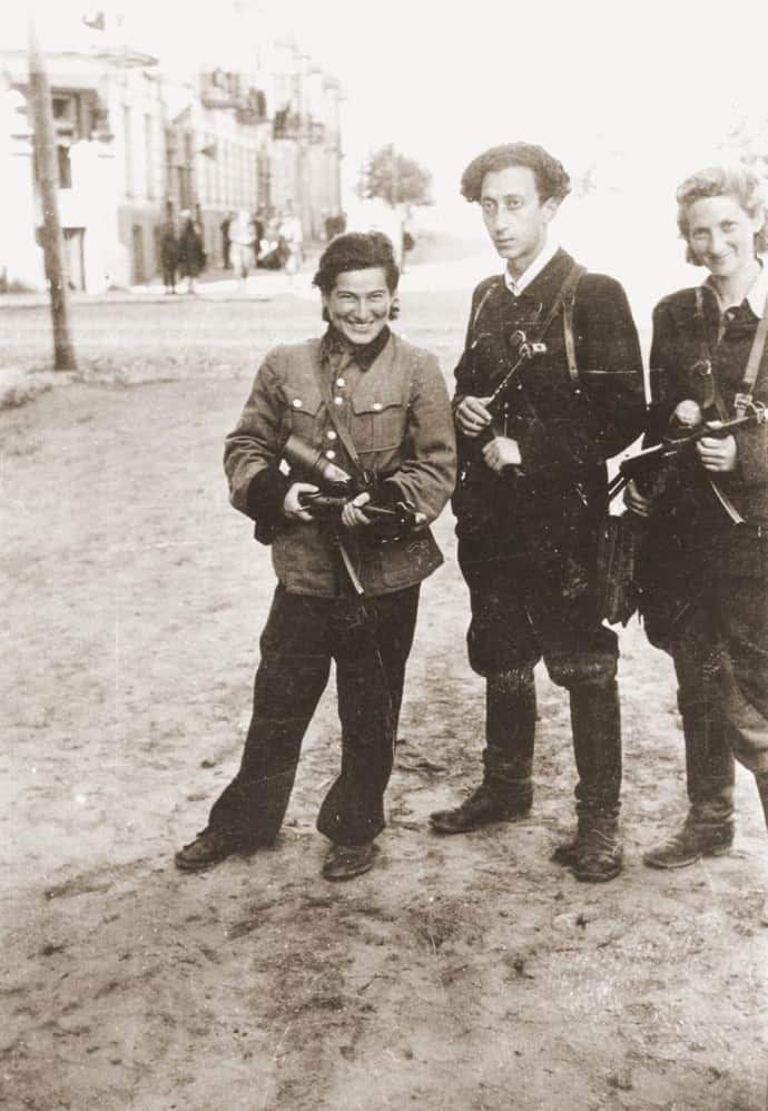 Абба Ковнер й інші єврейські партизани наступного дня після звільнення Вільнюса. 14 липня 1944-го