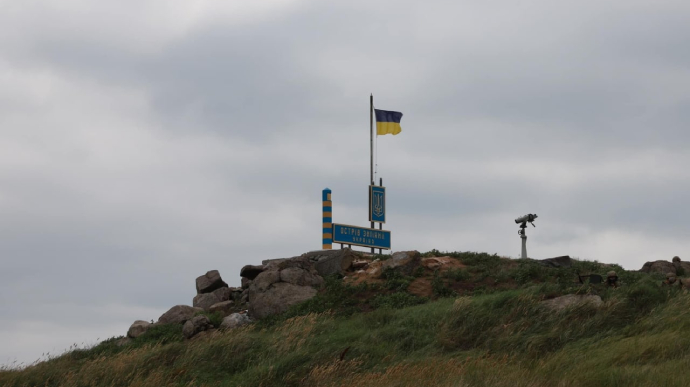 Спикер уточнила об украинском флаге на Змеином: Доставили, но не устанавливали