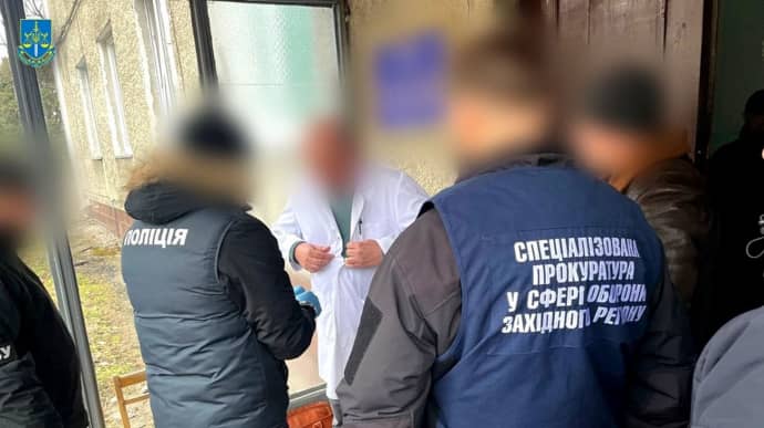 В Хмельницкой области врач ВЛК требовал у больного военного взятку за признание негодности