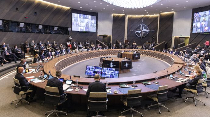 Росія призупиняє роботу представництва при НАТО