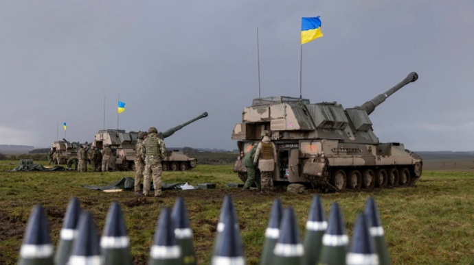 Друга група українських артилеристів завершила навчання на САУ AS90 у Британії