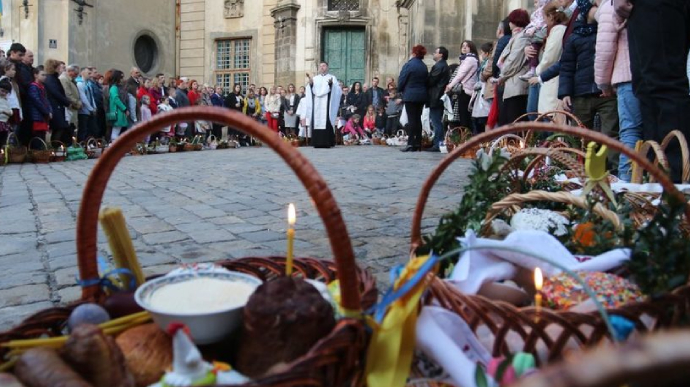 Easter during wartime: curfew returns to Lviv region, worship will take place in the morning