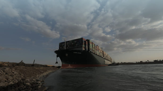 Гігантський контейнеровоз, який заблокував Суецький канал, знову на плаву
