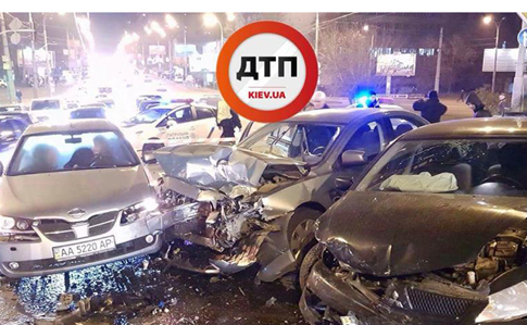 Масштабна ДТП у Києві: зіштовхнулися 4 авто, є постраждалі