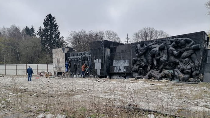 Во Львове начали демонтировать советский памятник