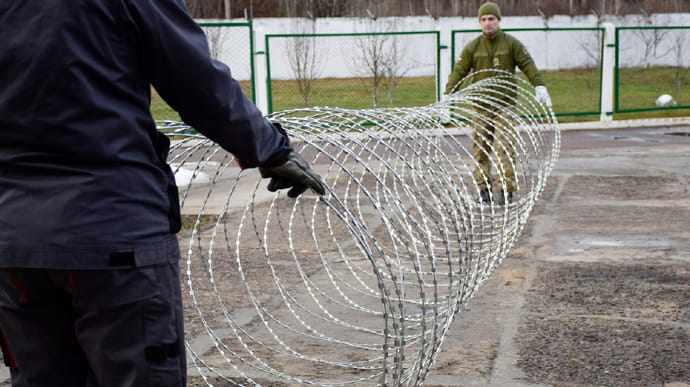 Госпогранслужба изготовила 2000 бухт колючей проволоки для границы с Беларусью