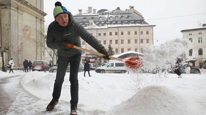 Садовый признался, что сам виноват в снегопаде во Львове, и взялся за лопату