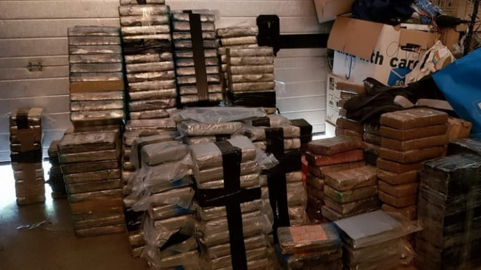На ферме близ Амстердама нашли 3 тонны кокаина и 11 млн евро наличных