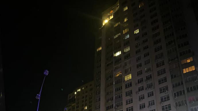 У Києві уламки дрона влетіли в верхні поверхи висотки, зруйнували квартиру телеведучого Ковальського