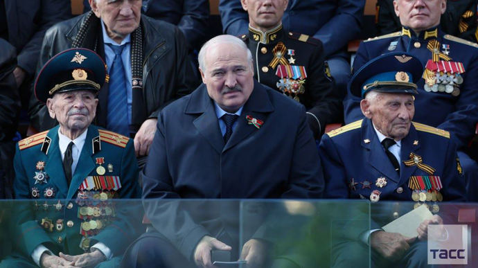 Після параду у Москві Лукашенко негайно повернувся в Мінськ з перев'язаною рукою 