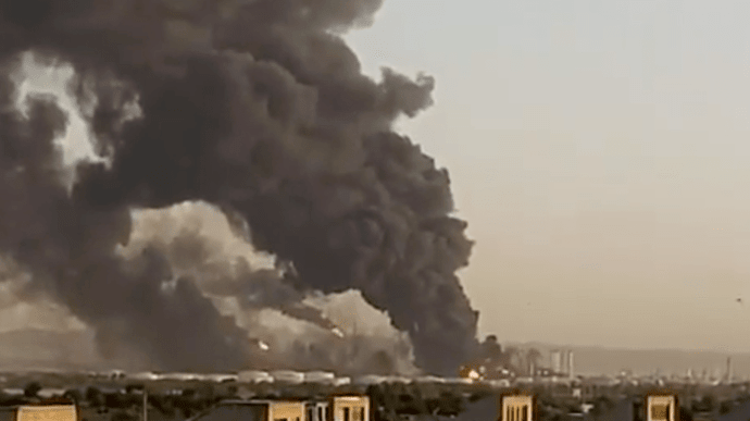 В Ірані загасили пожежу на найбільшому в країні нафтопереробному заводі