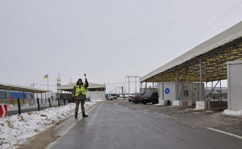 Работа КППВ Марьинка затруднена: боевики не расчистили дороги от снега
