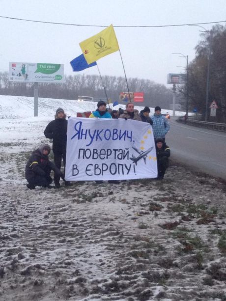 Януковича пикетируют на трассе: Поворачивай в Европу