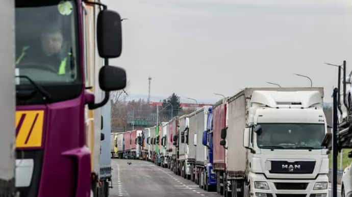 На границес Польшей заблокированы все грузы, кроме военных и гуманитарных.