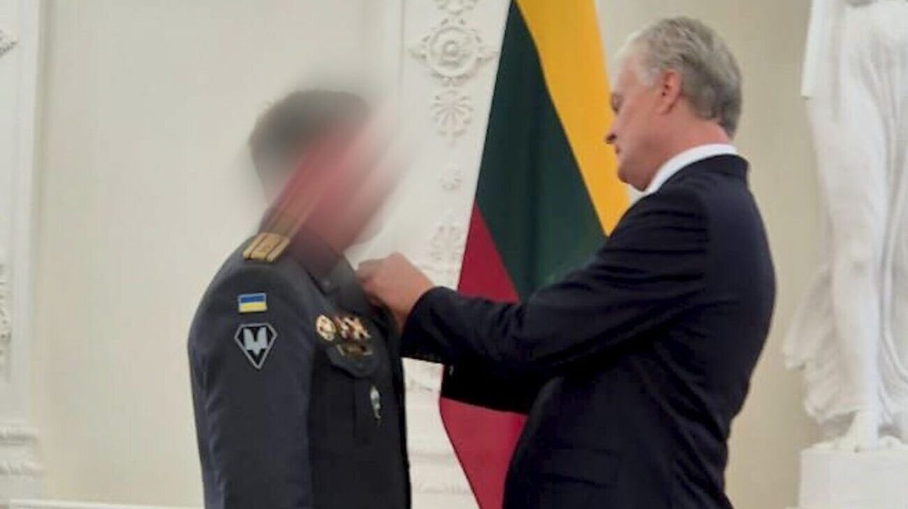Lithuanian president decorates Ukrainian soldiers who evacuated body of fallen Lithuanian military volunteer – photos