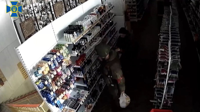 Крали від батарейок до парфумів: СБУ показала відео штурму росіянами магазину